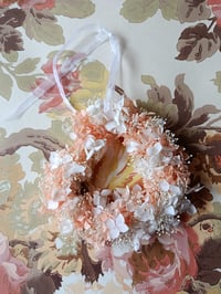 Image 4 of Couronne hortensia blanc et pêche gypsophile blanc 