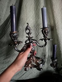 Image 8 of Magnifique paire de chandeliers en bronze plaqué argent, style rocaille, fin XIXème siècle