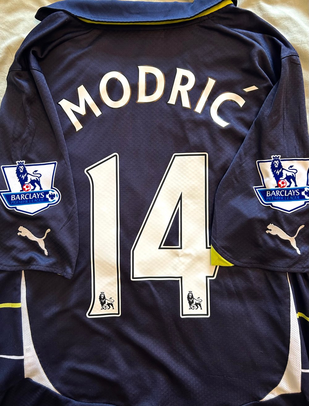 Image of Tottenham Hotspur “MODRIĆ 14” 2010/11 Third Shirt + PL patches (L)