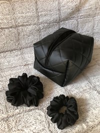 Image 11 of Kosmetyczka Eco skóra pikowana czarna w rozmiarze MIDI