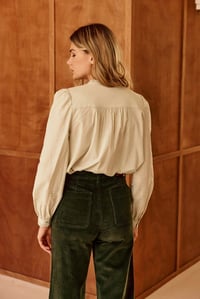 Image 3 of Blusa Bowie Verde Amande