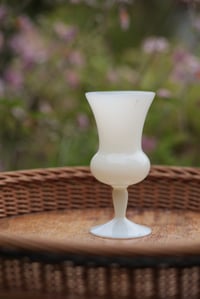 Image 4 of Vase, weisses, mattes  (Opal ?) - Glas, mit Fuss,  ca 22cm 