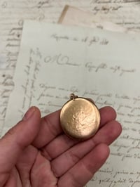 Image 7 of Incroyable pendentif ouvrant, porte-photo, dragon, en cuivre plaqué or, fin du XIXème siècle!