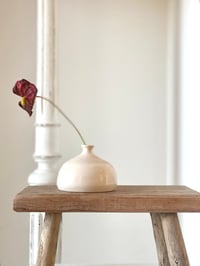 Image 7 of Petit vase signé beige