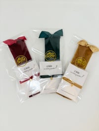 Image 4 of Le joli cadeau : Bracelet ruban velours et marque-page matelassé vert