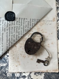 Image 3 of Cadenas coeur en fer et sa clé, 1900.