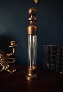 Reliquaire cylindrique en bronze massif et verre épais, double pas de vis.