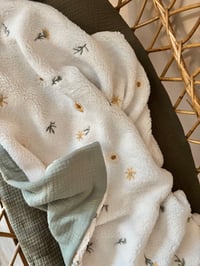 Image 1 of COUVERTURE  VERT SAUGE ET SHERPA BRODÉ