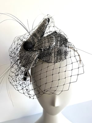 Image of Black/cream flowers w veiling
