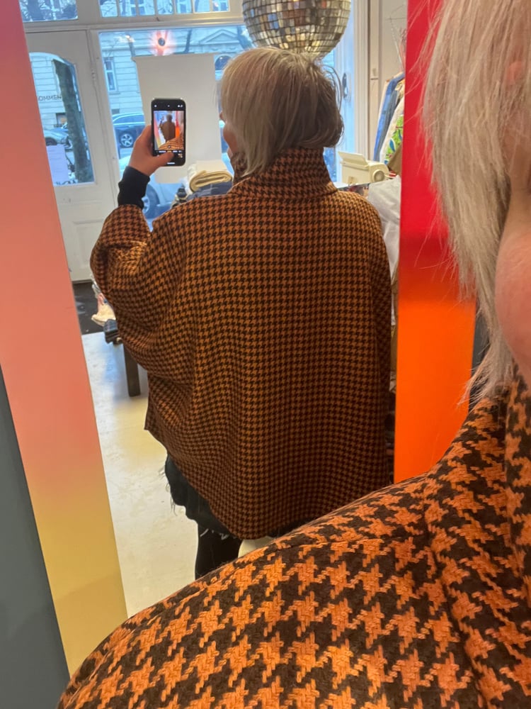 Image of Luna jakke i brun/orange hanefjed (oversize)