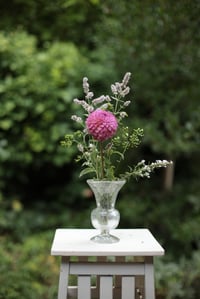 Image 2 of Kleine Vase, mit Fuss, weisses Glas mit Einschlüssen, mundgeblasen