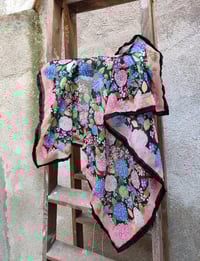 Image 5 of Pañuelo HORTENSIAS negro