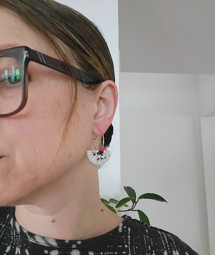 Image of Boucle d'oreilles demie lune terrazzo noir