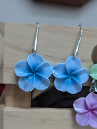 Image 3 of boucles d'oreilles fleurs de frangipanier tiaré 