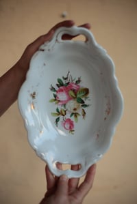 Image 1 of Flache, dekorative Schale mit Griffen und rosa Blümchenbemalung