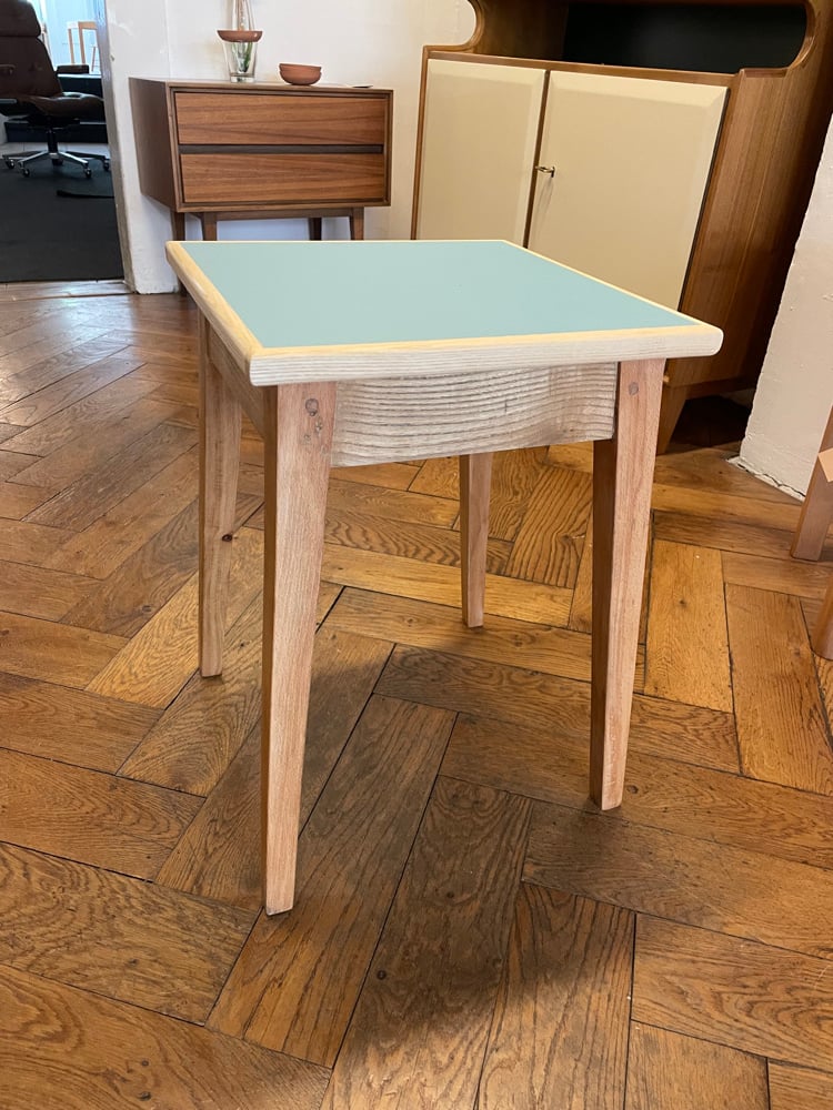 Hocker mit Linoleum Top