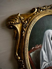Image 4 of Fantasma en la silla leyendo 