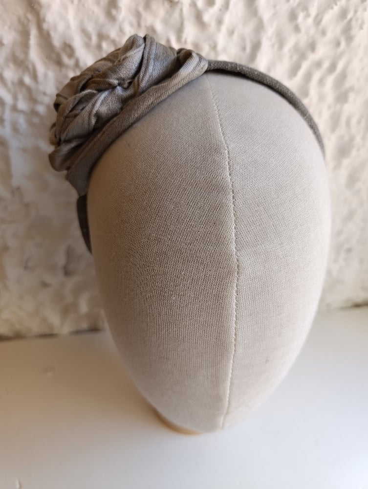 Image of Cerchietto grigio con rosa argentata