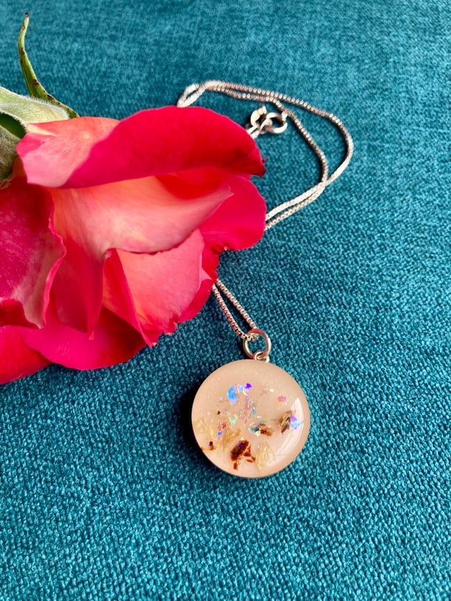 DNA jewelry creates one-of-a-kind keepsakes with breastmilk and