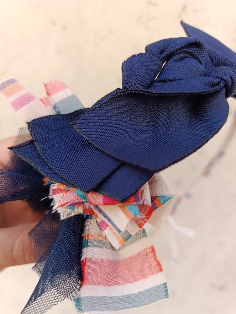 Image of Cerchietto frufru laterale blu e fantasia 