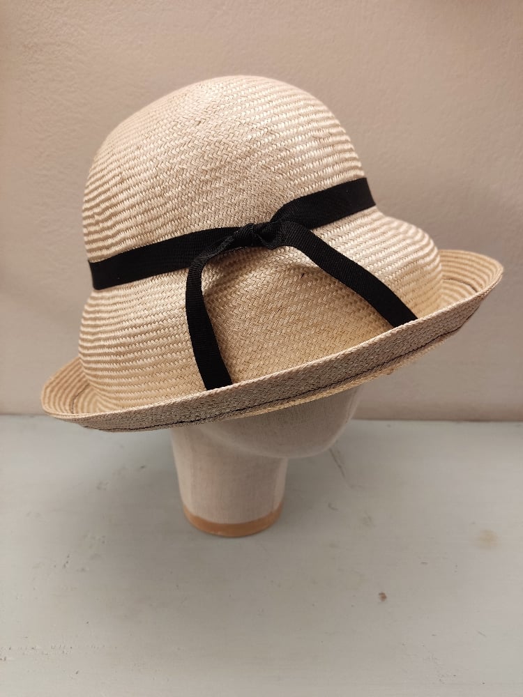 Image of Cappello parasisal panna con nastro nero
