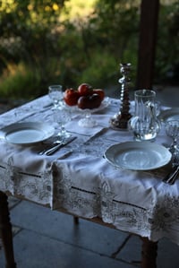 Image 8 of 1 Tischdecke mit grauer Spitze