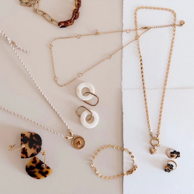 JEANNETTE  | Créoles mini en acier inoxydable doré & petite fleur en acétate