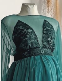 Image 2 of photography dress Adelle - size M - emerald - photo props
