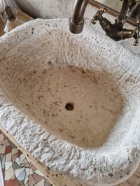 Image 5 of La vasque en pierre taillée