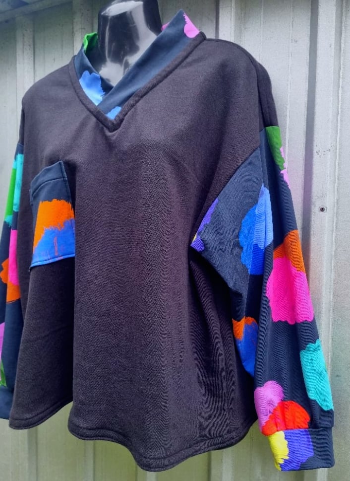 Image of V JUMPER in BLACK ART Mix. SIZE LARGE