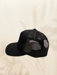 Image 4 of “OLDMANTAN” SNAPBACK [BLACK] (w/ glow in the dark logo thread)