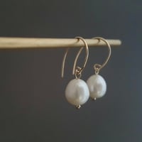 Image 2 of Boucles d’oreilles gold filled perles de culture pendantes 