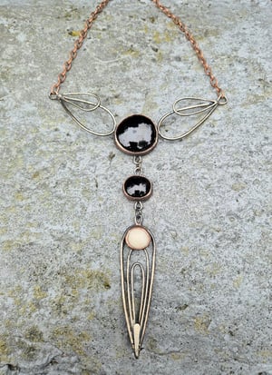 Black and white pebbles necklace 