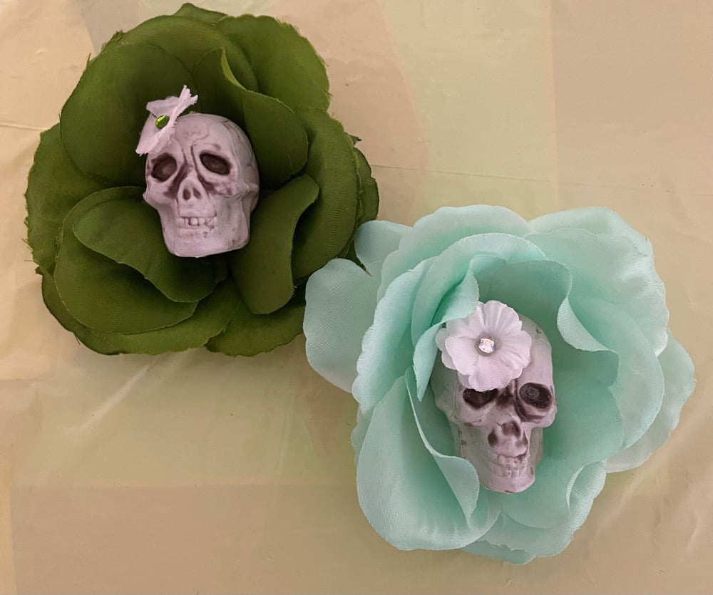 Green skull roses