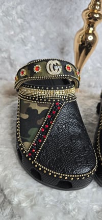 Image 2 of 3 Size 10 black gorg girl camo crocs w/ hat
