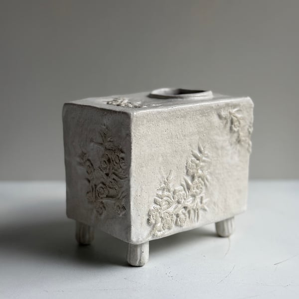 Image of  Tea tree box vase (4235)