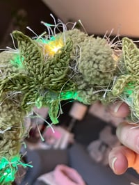 Image 5 of Emerald Glow Strain 8" Wreath