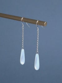 Image 1 of Boucles d’oreilles longues goutte nacre argent