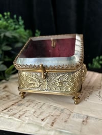 Image 8 of Magnifique boite à bijoux en verre et laiton et soie capitonnée rouge. XIXème s.