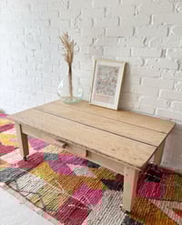 Image 1 of Table basse sur roulettes 