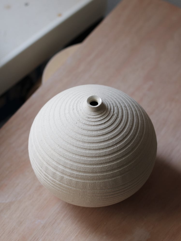 Image of textured vase 03
