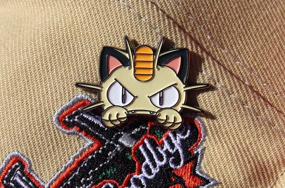 Image of Meowth Peeker Pin