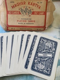 Image 1 of Ancien jeu de 32 cartes Hongrois, très belle qualité, grandes cartes. 