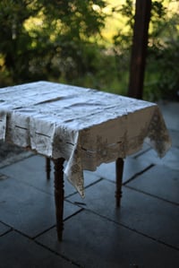 Image 2 of 1 Tischdecke mit grauer Spitze