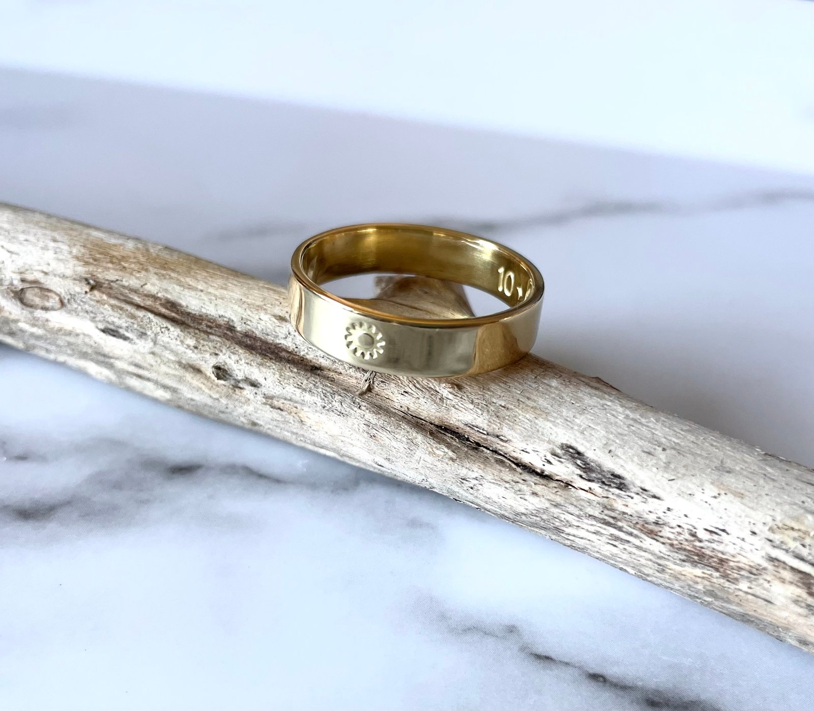 18ct store wedding band