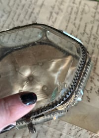 Image 13 of Magnifique boite à bijoux en verre et laiton et soie capitonnée beige. XIXème s. copy