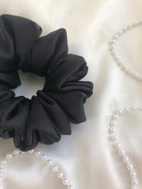 Image 3 of SCRUNCHIE STANDARD BLACK/CZARNY