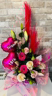 Modern arrangement with pampas grass and personalised ballon’s 