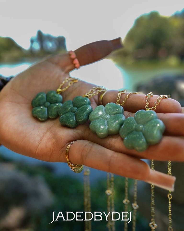 double clover necklace Image 2