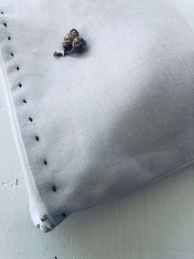 Image of Théa pale lavender linen pouch with vintage detail 